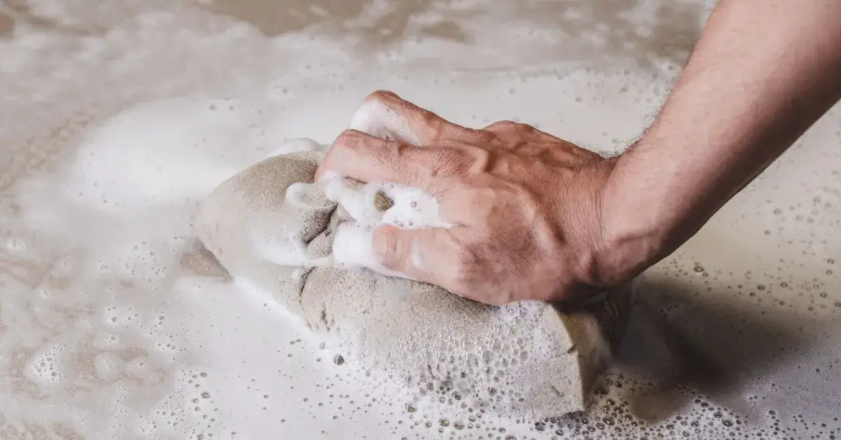 Czym myć kafelki po fugowaniu, aby uniknąć trudnych plam?