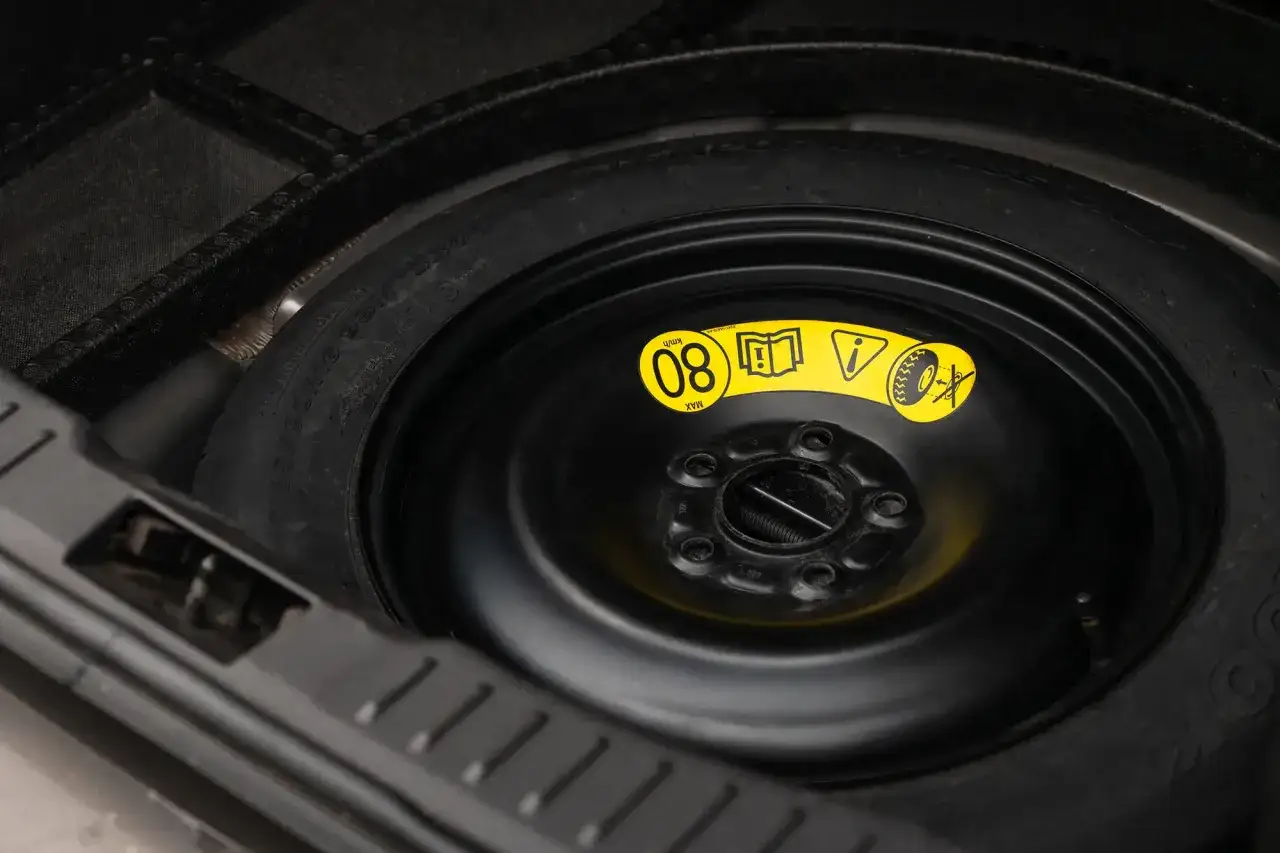 Koło dojazdowe: Ile i jak bezpiecznie jechać? Uniknij mandatu!