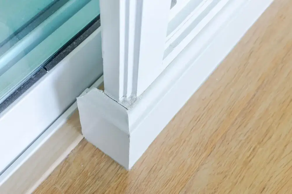 Jak wykończyć panele przy oknie balkonowym, aby uniknąć wilgoci i brudu