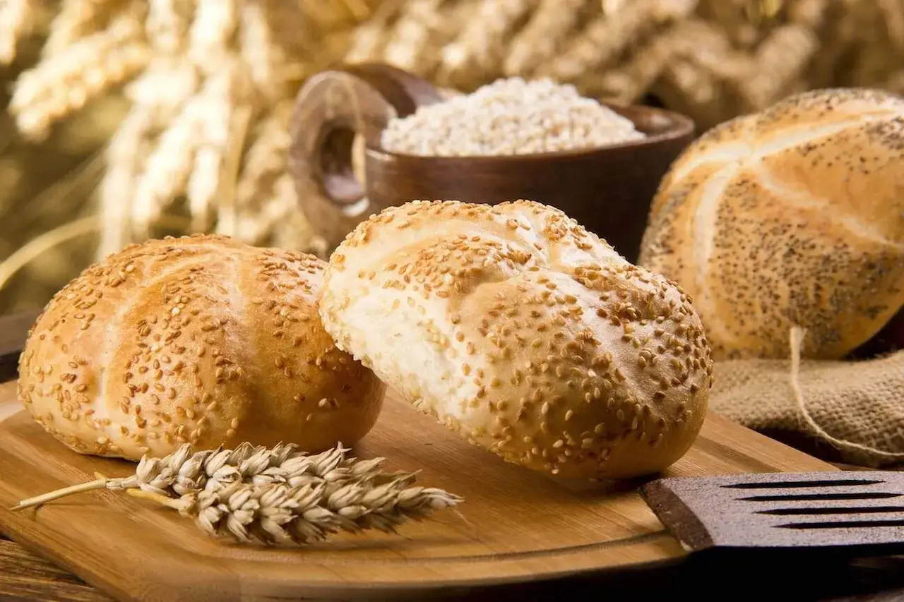 Jak rozmrozić bułki w mikrofali? Szybki sposób na chrupiące pieczywo