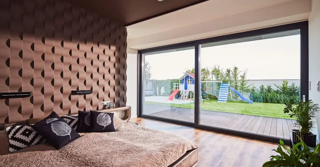 Sypialnia z widokiem na plac zabaw i ogród. Wnętrze w stylu feng shui dom, z dużą ilością naturalnego światła i harmonijnymi kolorami.