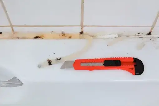 Jak usunąć silikon z płytek domowym sposobem - proste i skuteczne metody