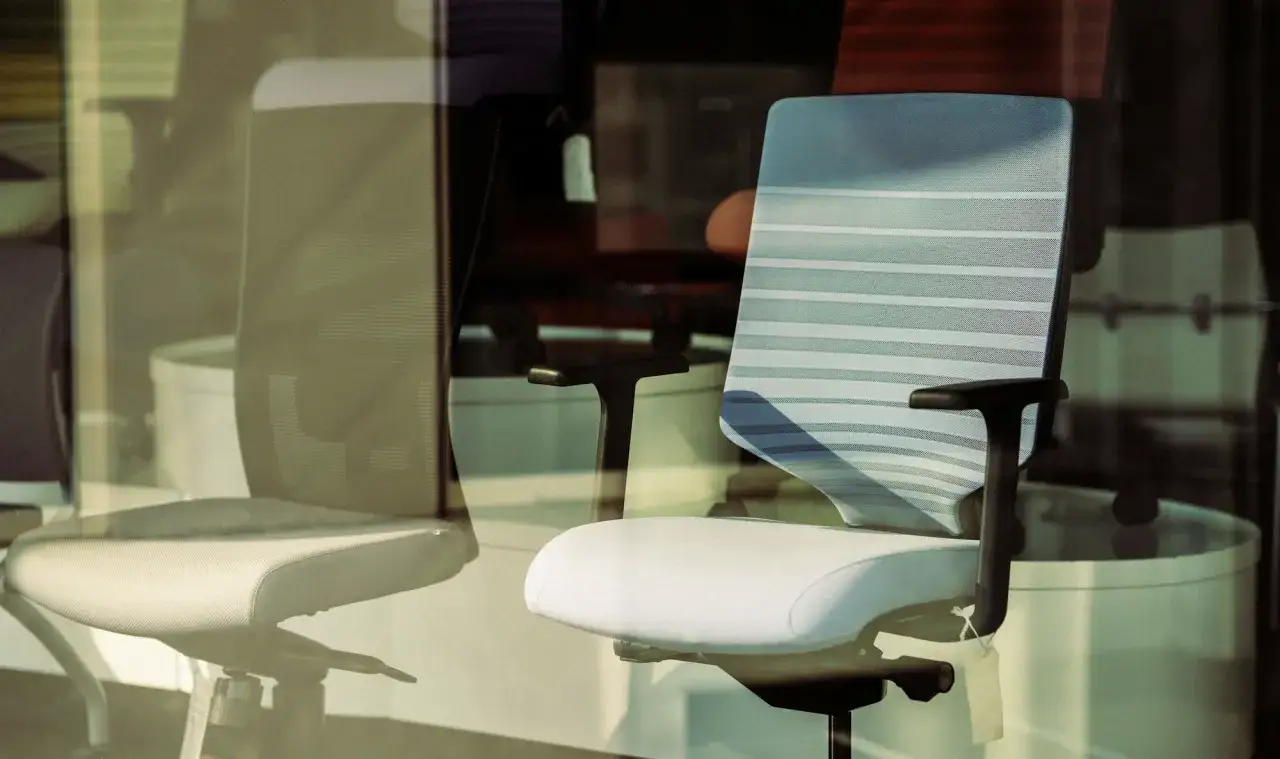 Krzesło obrotowe – jak wybrać komfortowe i ergonomiczne miejsce pracy?