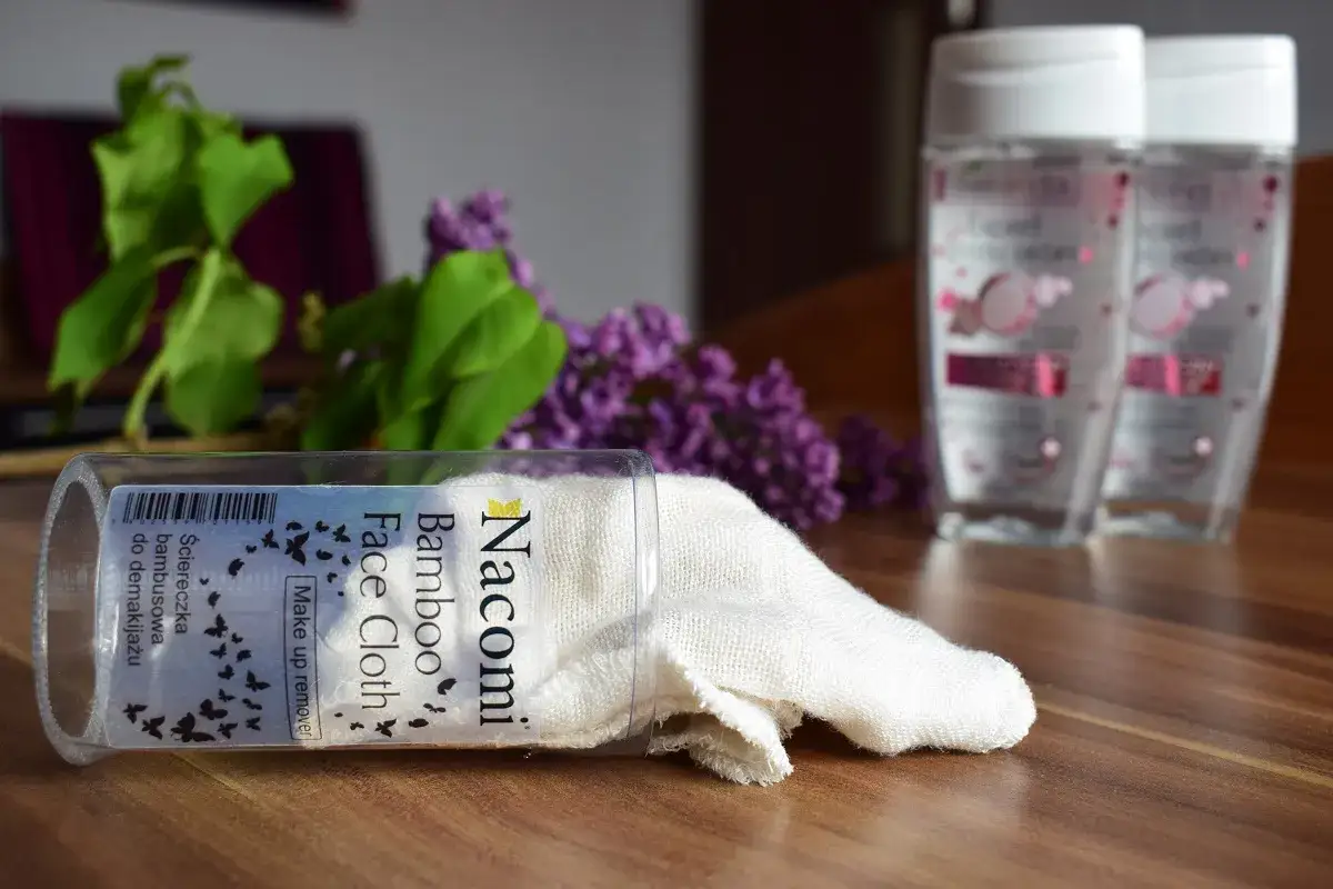 Skuteczny demakijaż tuszu: Jak zmyć go bez szkody dla rzęs?