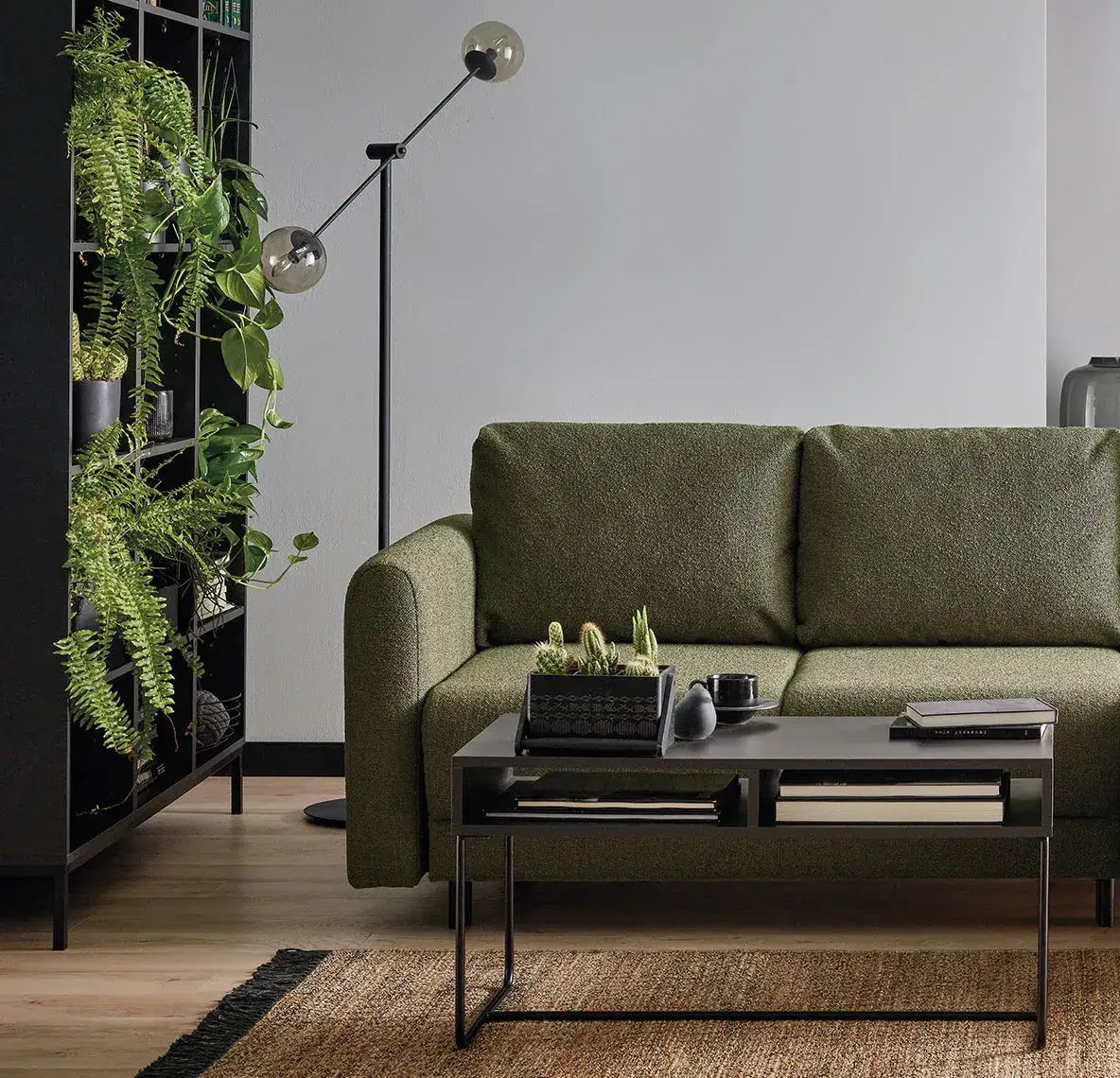 Szara kanapa i brązowe meble: Jaki dywan stworzy harmonię?