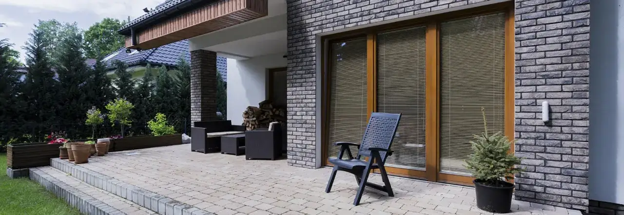 Czy taras z kostki brukowej to tylko utwardzenie terenu czy coś więcej?