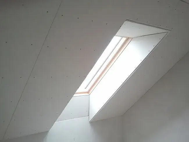 Jak obudować okno dachowe płytą gipsową bez błędów i frustracji