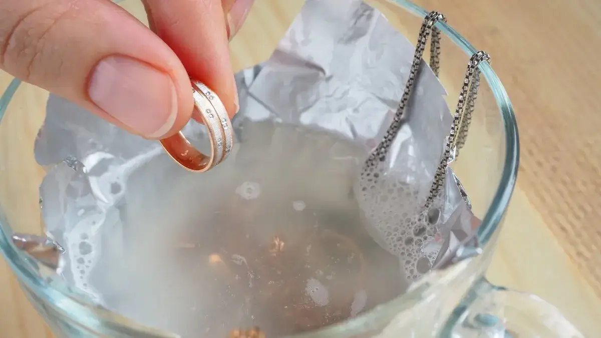 Którą stroną folii czyścić srebro? Błyszcząca strona to klucz!