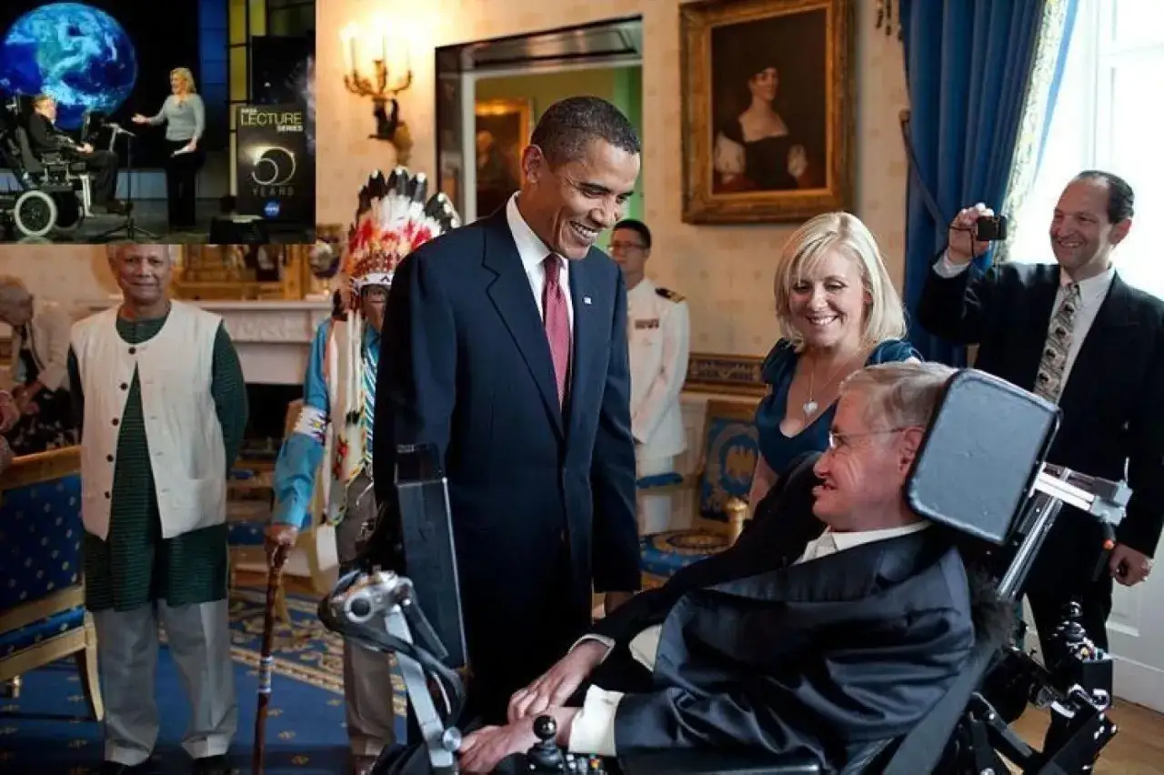 Barack Obama wita Stephena Hawkinga, naukowca na wózku, w Białym Domu. W tle widać innych gości i obrazy.