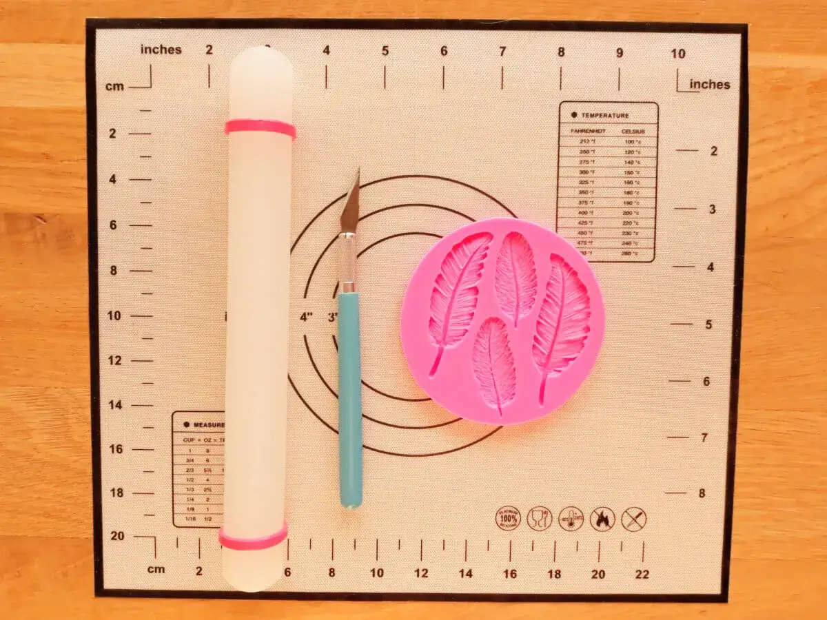 Jak przykleić ozdoby z masy cukrowej? Sprawdzone metody i porady