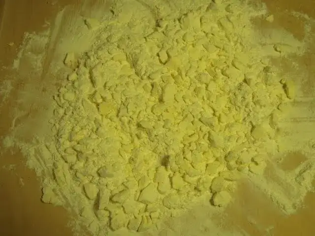 Prosty przepis na ciasto półfrancuskie serowe, które zachwyci smakiem