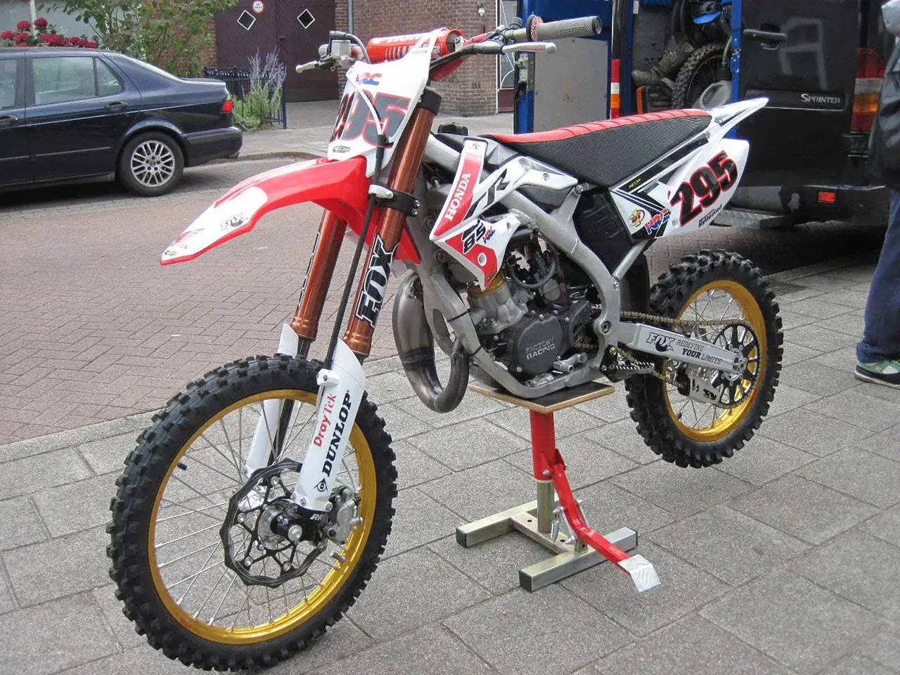 Honda CR 85: Ile koni? 25 KM i co jeszcze musisz wiedzieć!