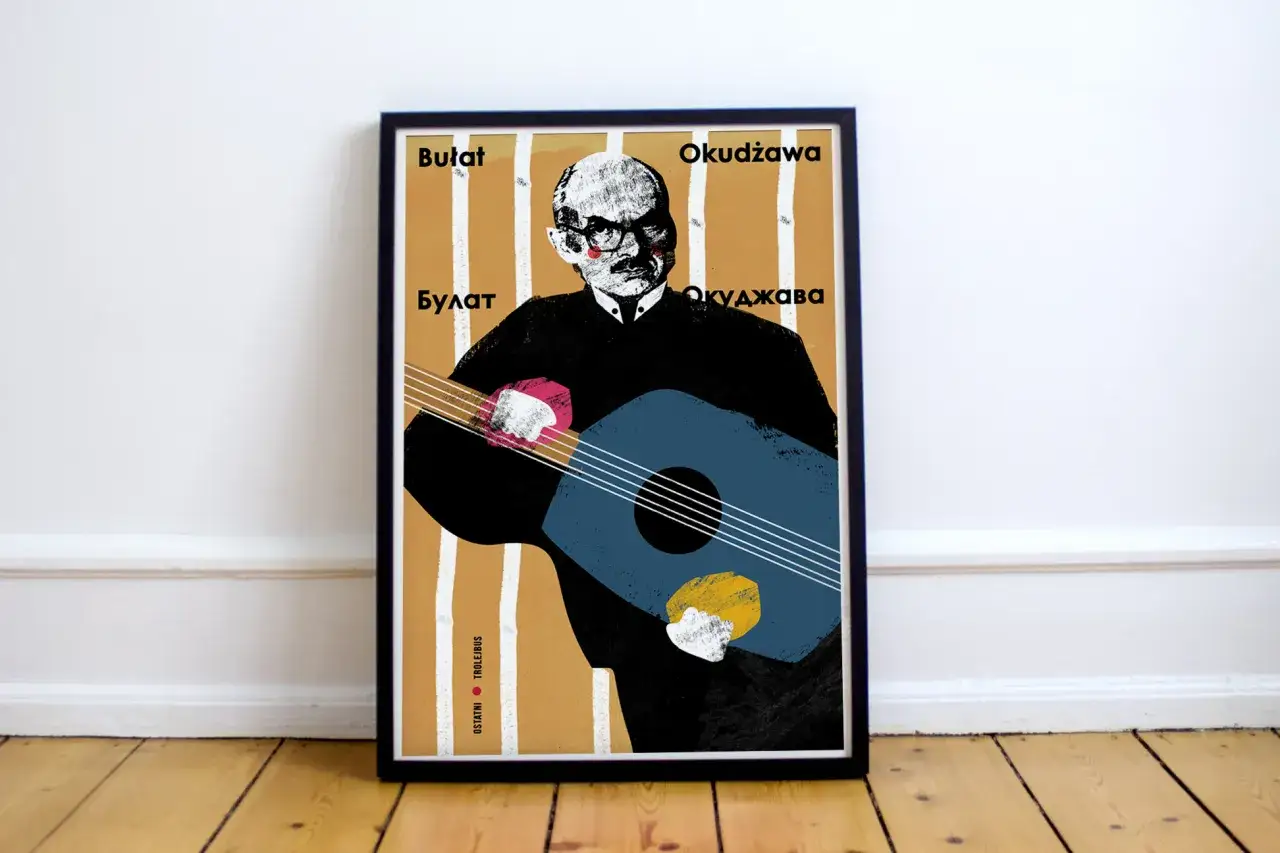 Plakat z portretem Bułata Okudżawy grającego na gitarze.
