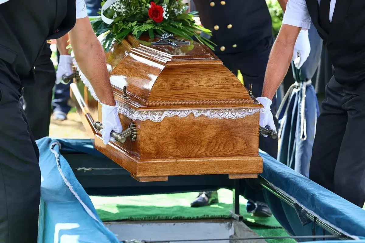 Pogrzeb w Polsce: Ile dni? Sprawdź, co wpływa na termin!