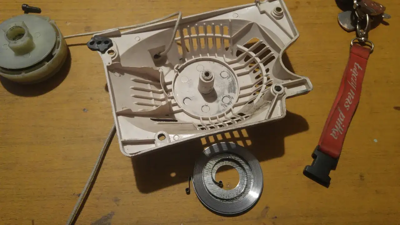 Jak założyć sprężynę szarpaka kosiarki? Poradnik DIY