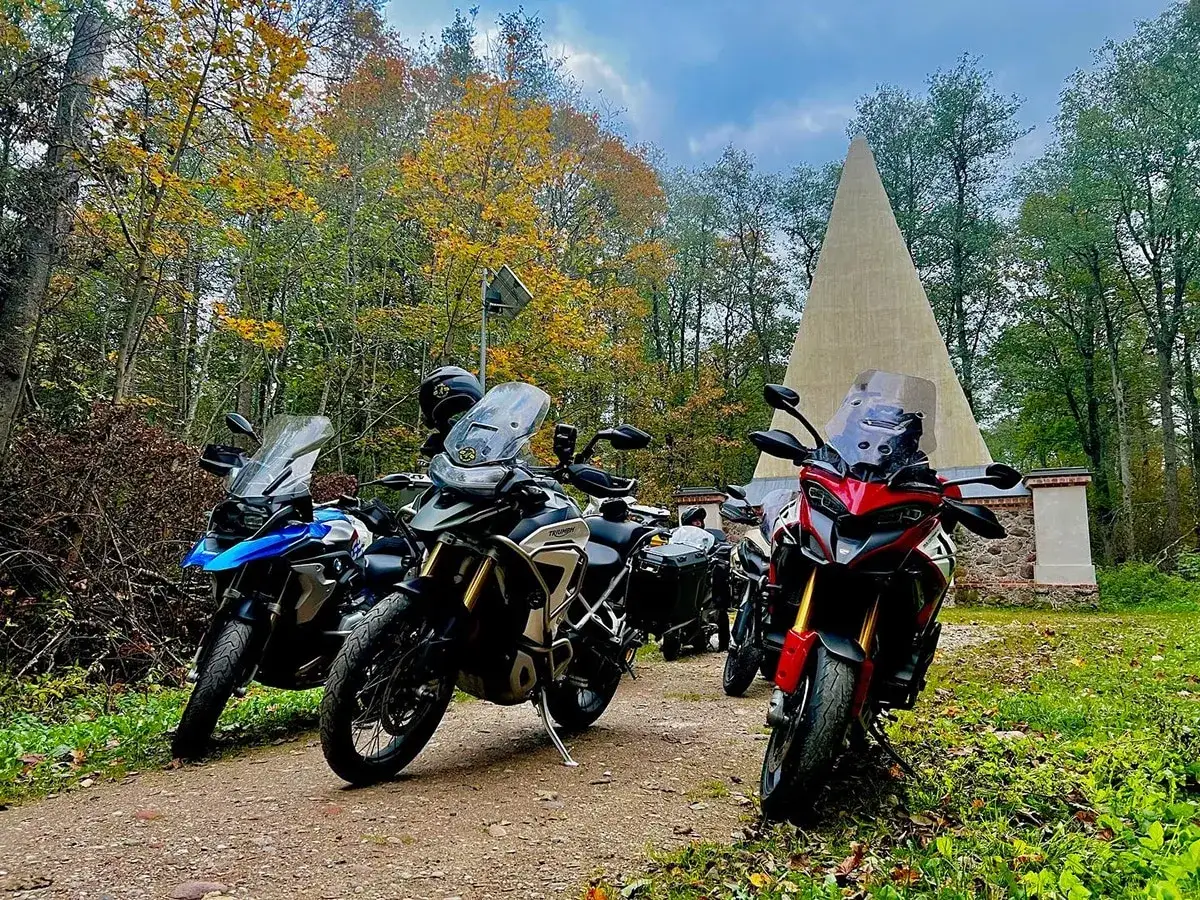Mazury motocyklem: Odkryj najlepsze trasy i praktyczne porady!
