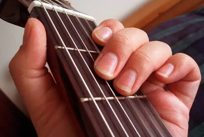 Jak zagrać chwyt gitarowy G - proste sposoby i techniki dla każdego