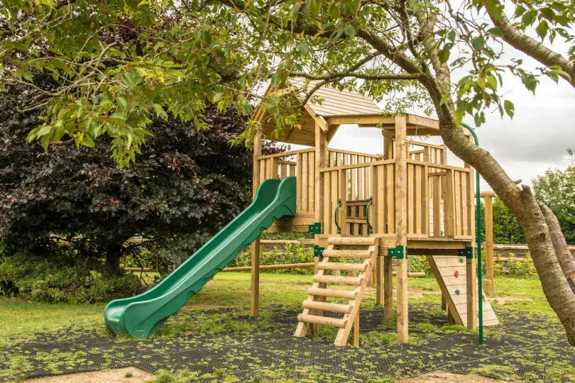 Jak urządzić plac zabaw dla dzieci - praktyczne porady i bezpieczeństwo