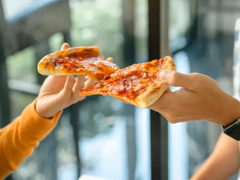 Czy do hotelu można zamówić pizzę? Oto, co musisz wiedzieć