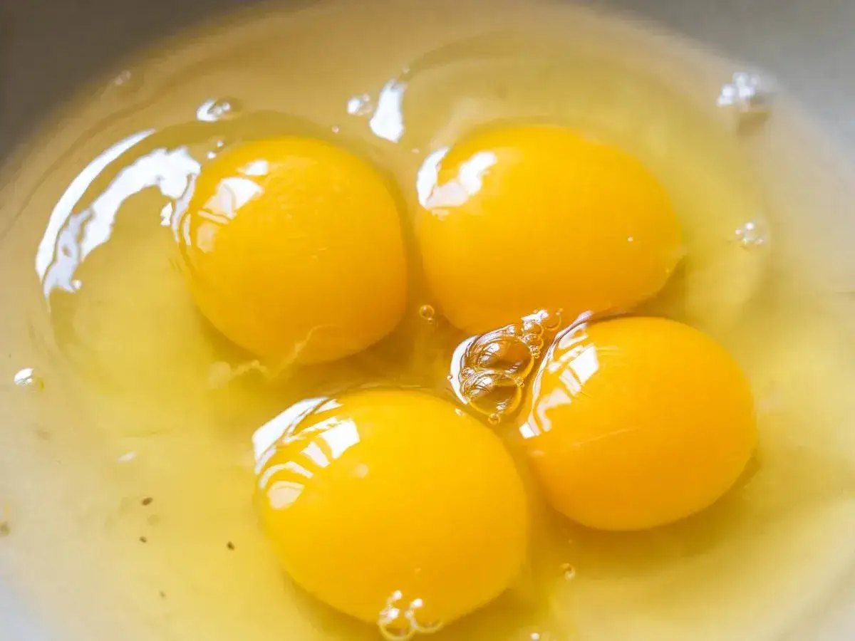 Cztery żółtka jaj w misce. Czy pies może jeść surowe żółtko? To pytanie nurtuje wielu właścicieli czworonogów.