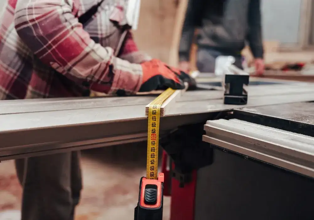 Czym docinać lamele, aby uzyskać idealne i precyzyjne cięcia?