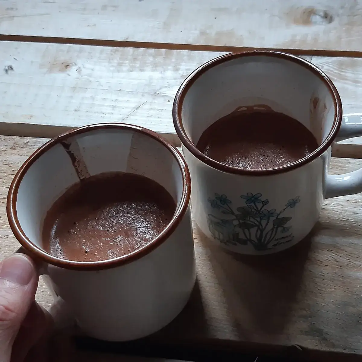 Czy kakao można pić z wodą? Odkryj smak i zdrowotne korzyści