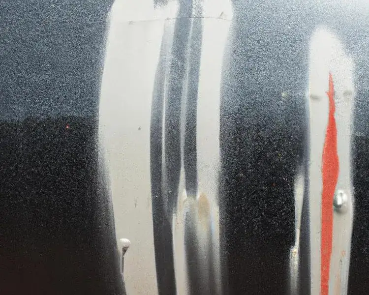 Dlaczego lakier samochodowy się marszczy? Przyczyny, zapobieganie i naprawa