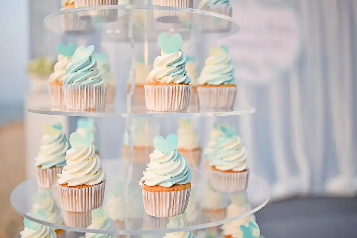 Jak zrobić tort z muffinek – proste przepisy na pyszny deser