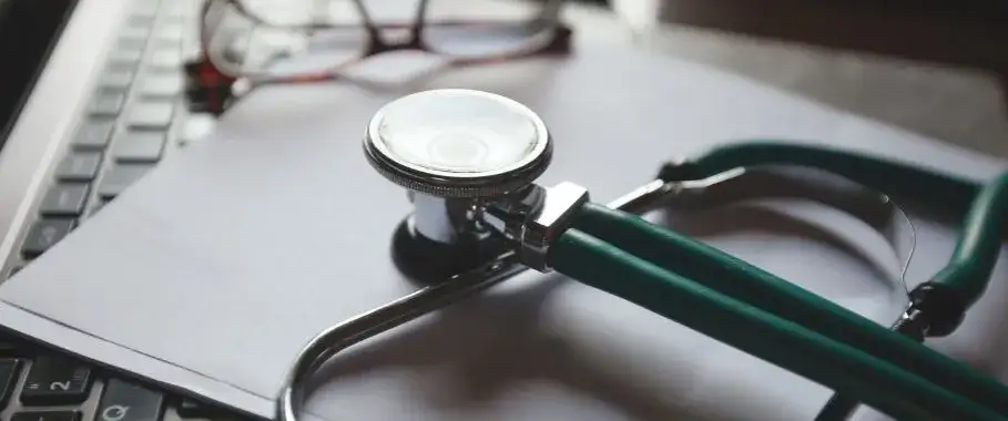 Czy można pić alkohol na zwolnieniu lekarskim? Skutki zdrowotne i prawne