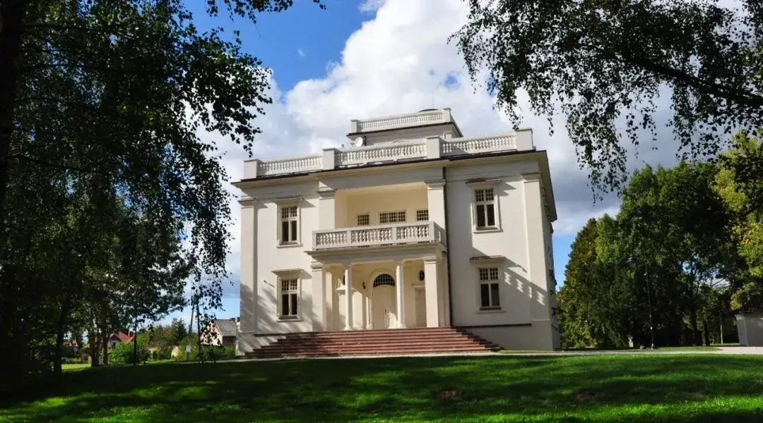 Atrakcje w Brwinowie, które zaskoczą całą rodzinę i umilą czas