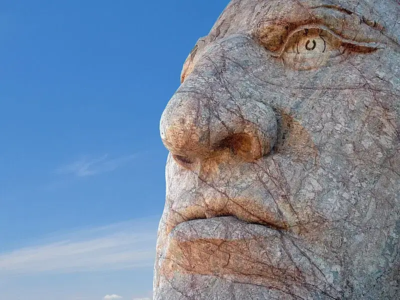 Pomnik Szalonego Konia: Dlaczego nigdy się nie skończy?