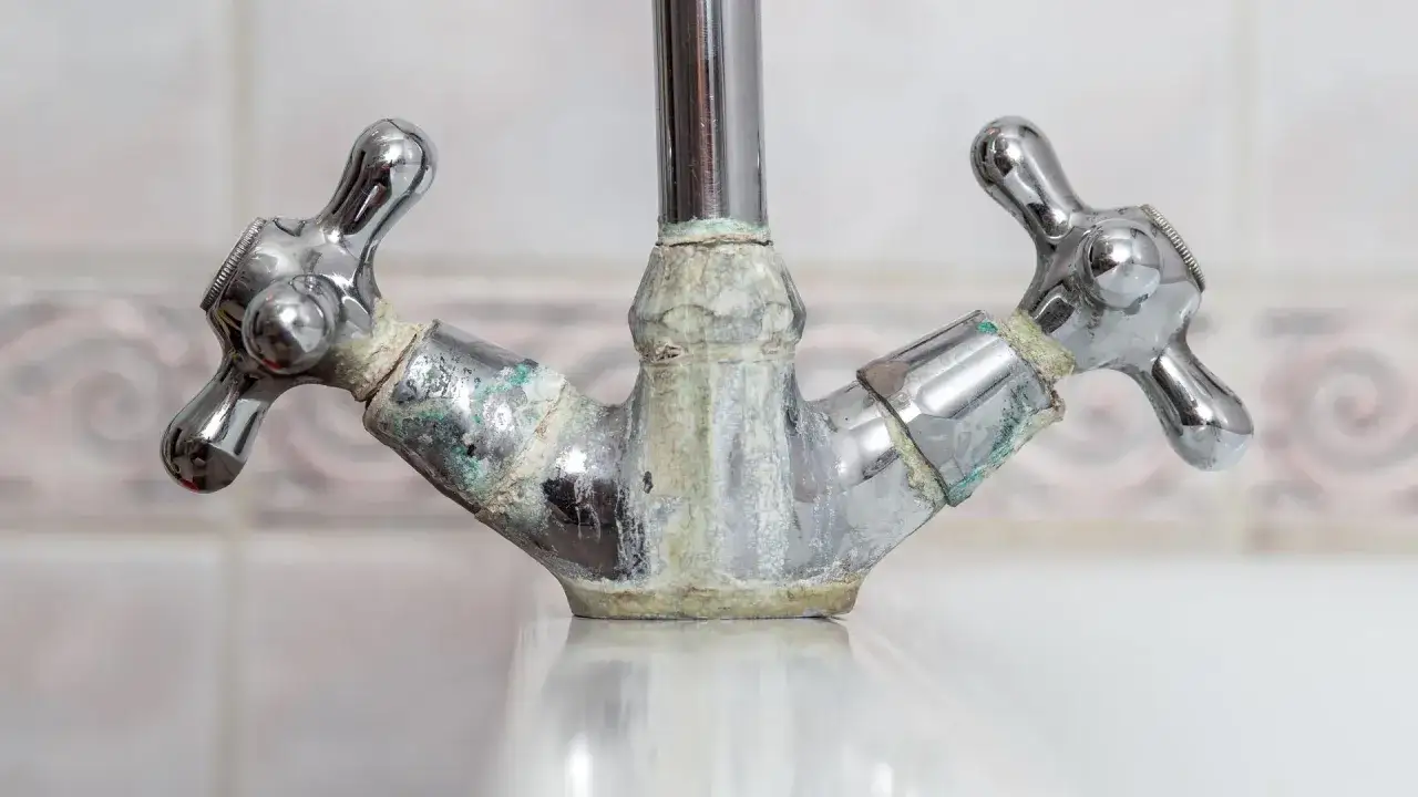 Odkamienianie kranu: Proste triki na biały nalot i wieczny blask!