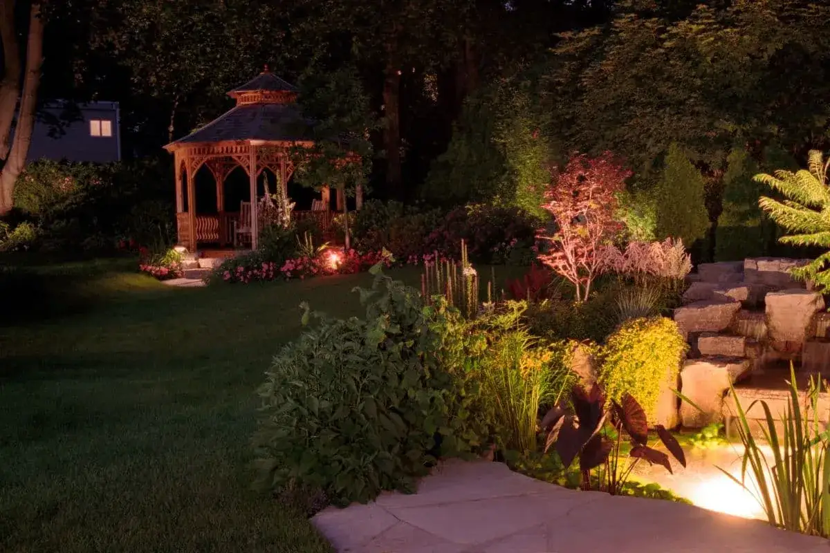 Jak oświetlić altanę ogrodową, aby uniknąć ciemności i stworzyć klimat