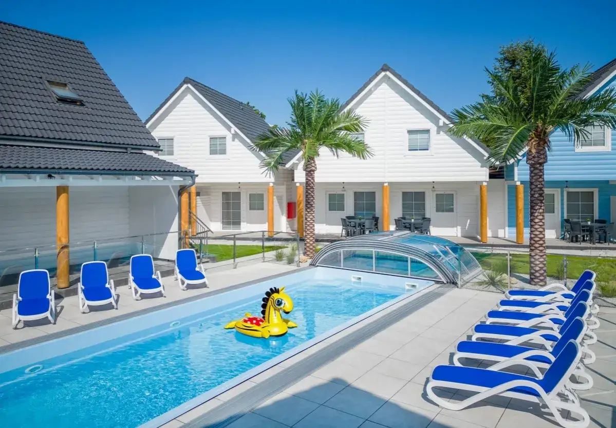 Tanie domki nad morzem z basenem i leżakami. Idealne miejsce na wakacje z dmuchanym konikiem.