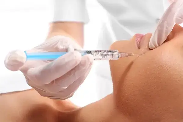 Jak głęboko wstrzykuje się kwas hialuronowy, aby uniknąć powikłań?