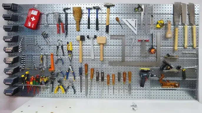Jak ułożyć narzędzia w warsztacie, aby uniknąć chaosu i zyskać przestrzeń