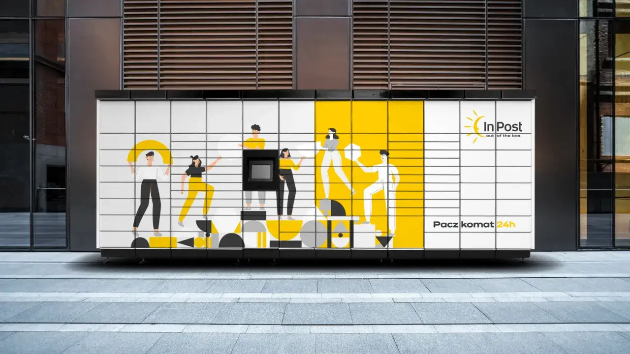 Paczkomat InPost z grafiką ludzi i żółtymi elementami.