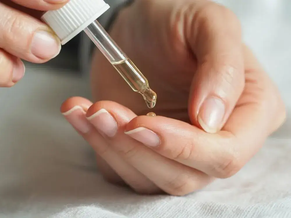 Olejek z drzewa herbacianego na paznokcie: Jak stosować?