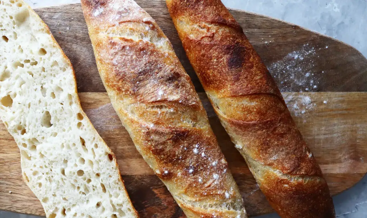 Chrupiąca bagietka bezglutenowa, idealna na kanapki. Oto prosty przepis na domową bagietkę bez glutenu.