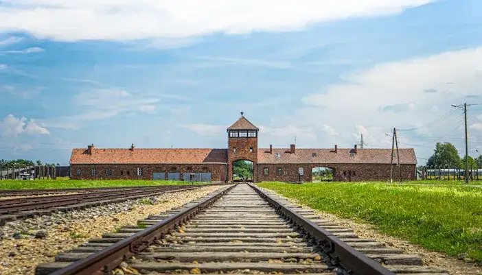Kiedy powstał obóz Auschwitz? Odkryj mroczne początki historii