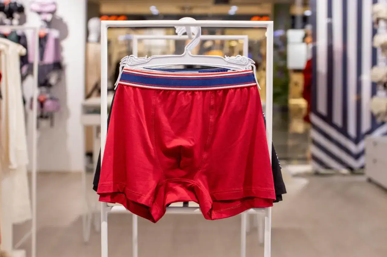 Czerwone bokserki Calvin Klein na wieszaku. Jak sprawdzić oryginalność? Zwróć uwagę na detale i jakość materiału.