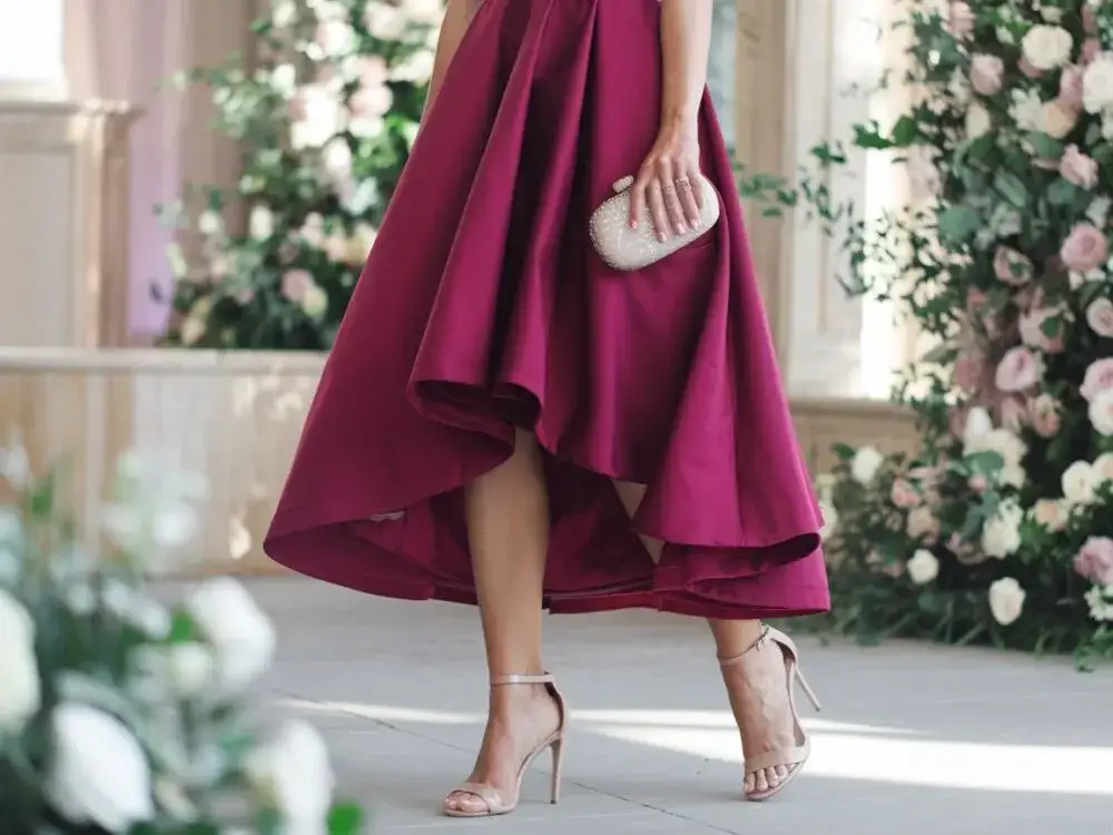Jakie buty do malinowej sukienki pasują najlepiej na różne okazje