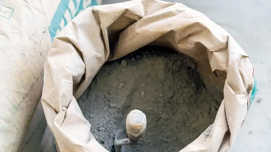 Ile łopat piasku na worek cementu? Uniknij błędów przy murowaniu