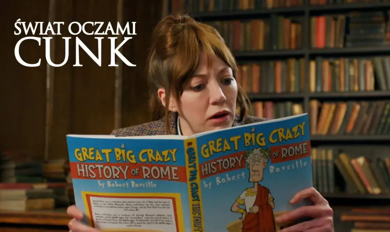 Kobieta z zaciekawieniem czyta książkę "Great Big Crazy History of Rome", jakby odkrywała świat oczami Cunk.