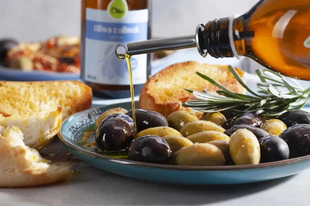 Co daje picie oliwy z oliwek? Odkryj zdrowotne korzyści dla ciała