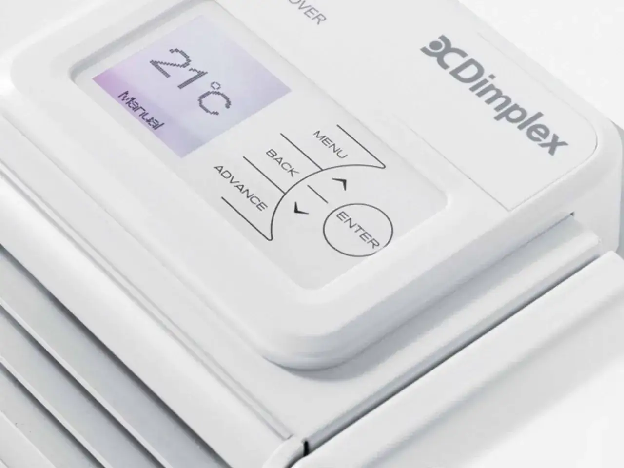 Panel sterowania pieca akumulacyjnego Dimplex z wyświetlaczem temperatury 21°C i przyciskami nawigacyjnymi.