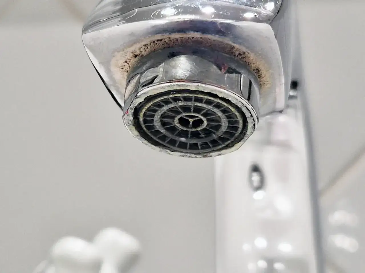 Jak odkręcić sitko w kranie - proste sposoby na łatwe czyszczenie
