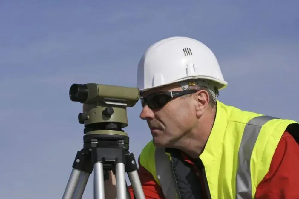 Geodeta: Klucz do Twojej budowy? Co robi i kiedy jest niezbędny?