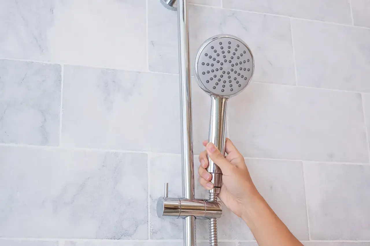 Na jakiej wysokości zamontować słuchawkę prysznicową dla komfortu?