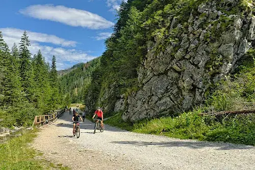 Ile czasu zajmuje przejazd rowerem przez Dolinę Chochołowską?